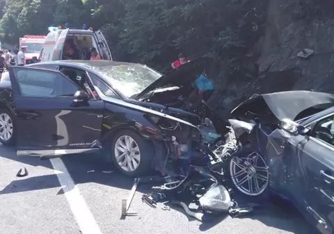 Un mort și cinci răniți într-un accident grav pe Valea Oltului. Circulația s-a reluat