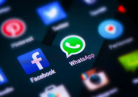 Cum dai share location din WhatsApp și Facebook Messenger