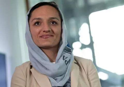 Cum a reușit să fugă din Afganistan una dintre femeile primar din țară: „A fost mult mai dureros decât pierderea tatălui”