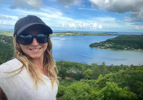 Blocată de 18 luni pe insula considerată „perla Pacificului”, o tânără se plânge că vrea acasă. „Este foarte plictisitor”