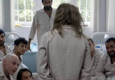 Cum arată filmul românesc premiat la Veneția. Nimic mizerabilist în povestea unei adolescente care se internează la dezintoxicare