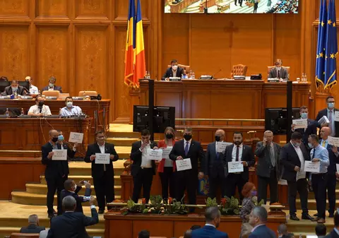 Scandal în Camera Deputaților, după ce ședința a fost întreruptă de un protest al parlamentarilor AUR