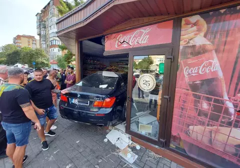 Un şofer a intrat cu mașina într-un magazin din Craiova, după ce a pierdut controlul direcției