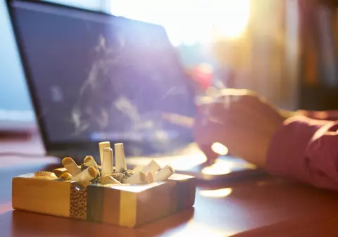 Studiul care contrazice o teorie apărută la începutul pandemiei: Fumătorii sunt cu 80% mai predispuși la internare din cauza COVID