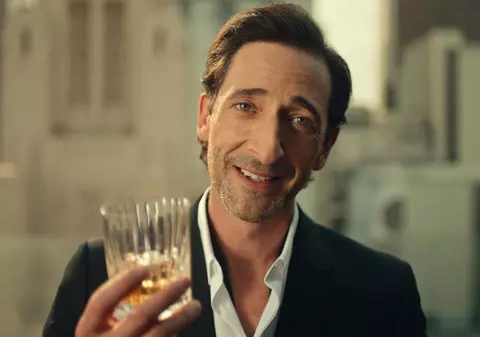 Actorul câștigător de Oscar Adrien Brody este noul ambasador Johnnie Walker, într-un parteneriat menit să depășească limite și să aducă schimbări pozitive în Europa de Est