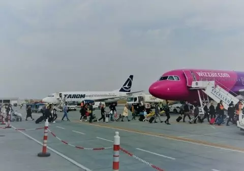 Un pasager care nu a fost lăsat să urce în avion pentru că nu avea certificat verde a sunat la 112 și a anunțat un bagaj suspect la bord, la Suceava