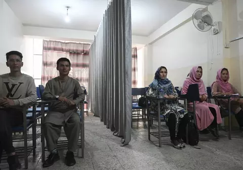 O draperie le desparte pe studentele afgane de colegii băieți, la reluarea cursurilor: „Ne întoarcem la situația de acum 20 de ani”