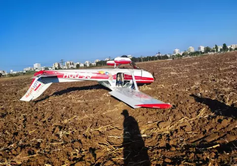 Un avion de mici dimensiuni a aterizat forțat lângă Ploiești. Două persoane au fost rănite
