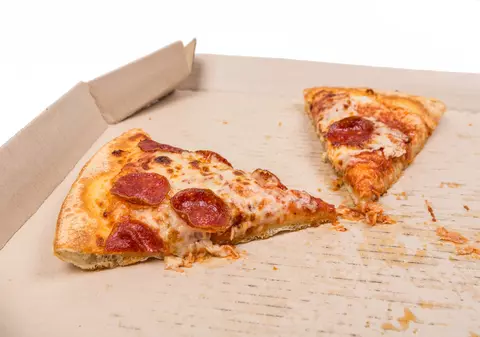 Ce faci cu resturile de pizza a doua zi. Cel mai bun mod de a reîncălzi feliile de pizza