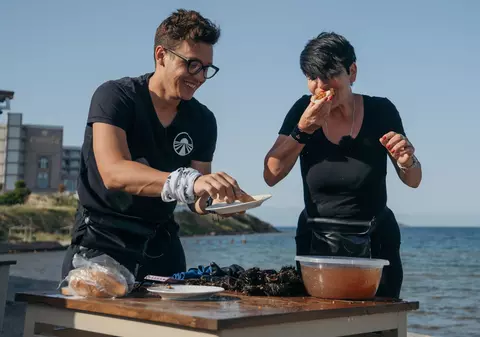 A treia ediție „Asia Express”, sezonul 4. Concurenții mănâncă o delicatesă deloc pe placul lor: arici de mare