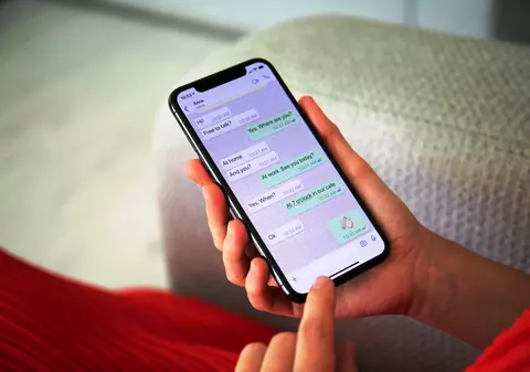 Cum ascunzi o conversație pe WhatsApp fără să o ștergi sau să o arhivezi