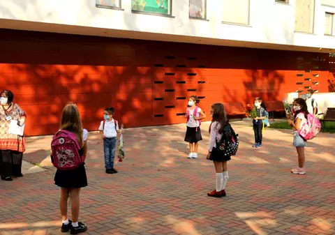 Masca sanitară, obligatorie la 50 de metri în jurul școlilor, în Ilfov