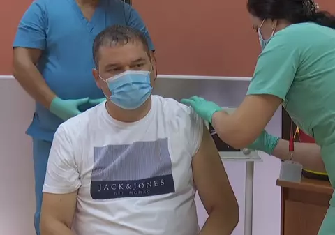 Ministrul interimar al sănătăţii, Cseke Attila, s-a vaccinat anti-COVID cu doza 3