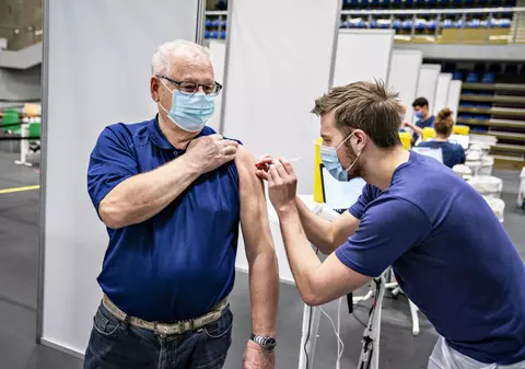 INTERVIU. Un expert danez explică succesul vaccinării în statul nordic: „E foarte important ca autoritățile să fie oneste și transparente”