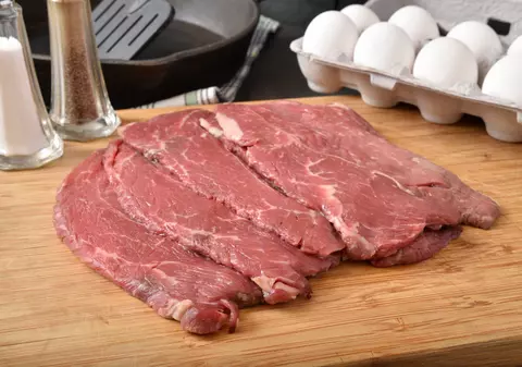 De ce să nu pui niciodată carnea gătită lângă carnea crudă