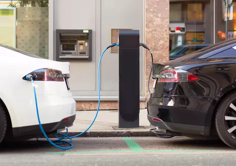 Mașină hibrid sau mașină electrică? De ce să ții cont când faci alegerea