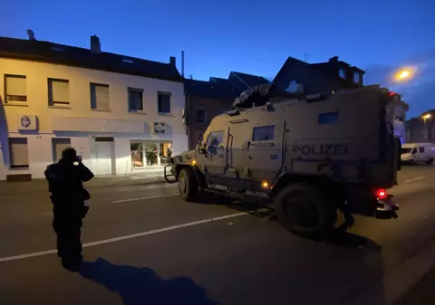 Poliția germană a intrat cu tancul într-un sediu al clubului Hells Angels, pentru a ridica un suspect de crimă