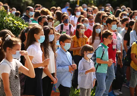 Rată de vaccinare de 60%, criteriul pentru reluarea orelor cu prezență fizică. Cât de pregătite sunt școlile din țără