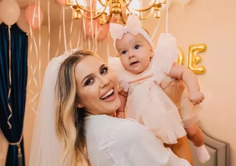 Emily Burghelea s-a căsătorit. Botezul fiicei sale a avut loc în aceeași zi