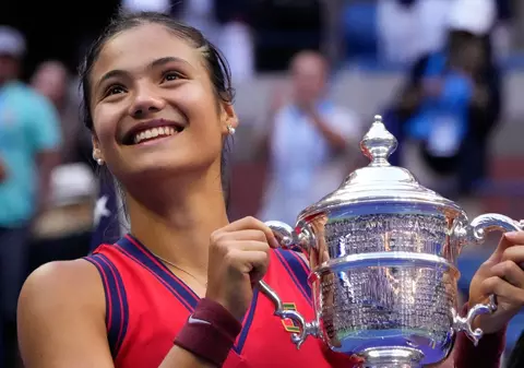 Emma Răducanu, locul 3 în topul câștigurilor din tenis pe 2021. Ce loc ocupă Simona Halep