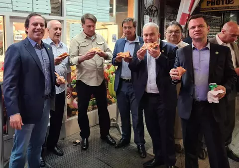 Nevaccinat anti-COVID, președintele Braziliei, Jair Bolsonaro, a fost nevoit să mănânce pe stradă la New York