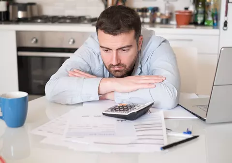 Au atras clienții cu contracte la preț fix timp de un an pentru curent și gaze, apoi au dublat prețul. Explicațiile Restart Energy