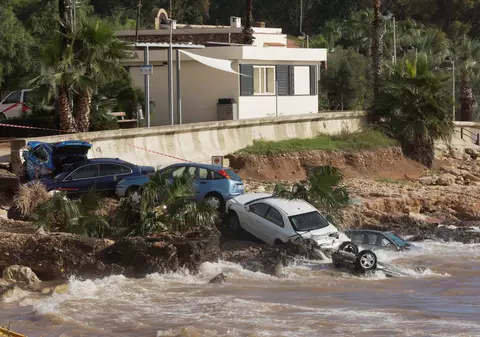 O ploaie torențială a făcut ravagii în Spania: Case inundate, mașini luate de ape și circulație blocată