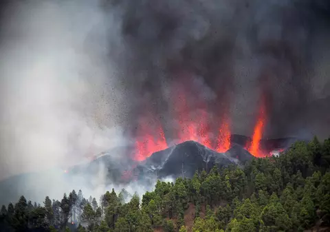 Erupție spectaculoasă în Canare. Vulcanul din insula La Palma a erupt după 50 de ani