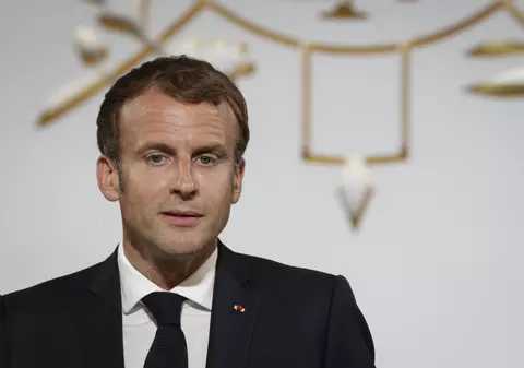 Anchetă la Paris, după ce o poză cu Emmanuel Macron în costum de baie a fost expusă într-o galerie, lângă Palatul Elysee