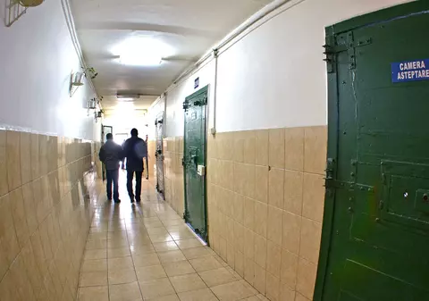 În timp ce 75% dintre deținuții din penitenciare s-au vaccinat, gardienii abia au ajuns la 43%. „Ei n-au atâta acces la campania de dezinformare”