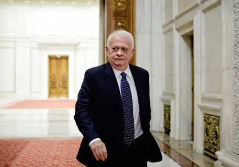 Viorel Hrebenciuc, ridicat de acasă de polițiști pentru a fi încarcerat, după condamnarea definitivă