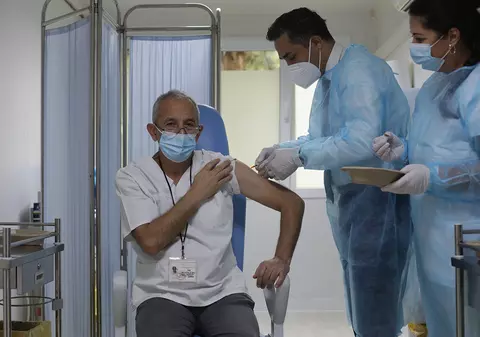 Care e riscul de spitalizare și deces la nevaccinați, prin comparație cu persoanele imunizate la COVID