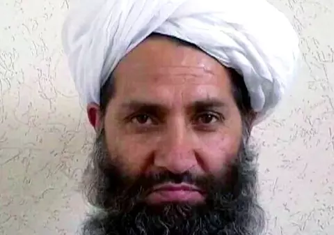 Liderul suprem al talibanilor cere ca noul guvern să asigure respectarea legii Sharia în Afganistan