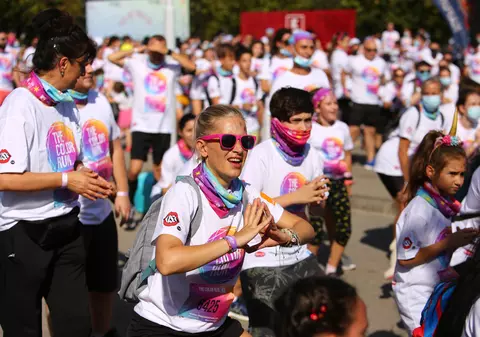 Zeci de oameni fără mască la evenimentele din București, deși purtarea ei e obligatorie. Ce spun organizatorii și Primăria