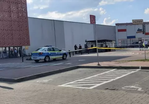Băiat de 12 ani, înjunghiat în parcarea unui mall din Șelimbăr, după o bătaie între mai multe persoane. Copilul e în stare gravă