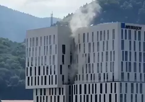 Incendiu la un mall din Brașov. A fost afectat un perete exterior al clădirii