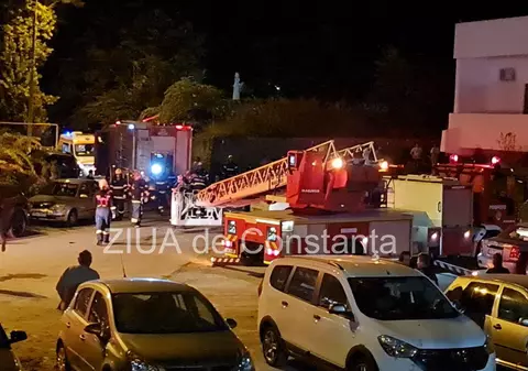Un hotel din Eforie Sud a luat foc. 16 persoane, printre care și copii, coborâte de pompieri de pe acoperiş