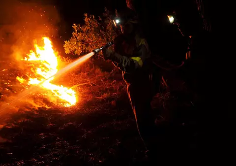 Peste 250 de soldați se luptă cu incendiile din sudul Spaniei. Numărul persoanelor evacuate a depășit 2.000