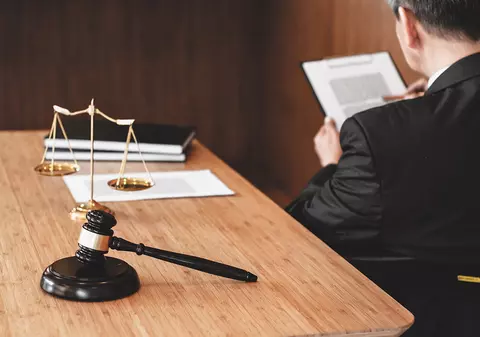 Un judecător din România încurajează autoritățile să decidă ele ce întrebări are voie să pună presa și cum să fie cenzurați cetățenii