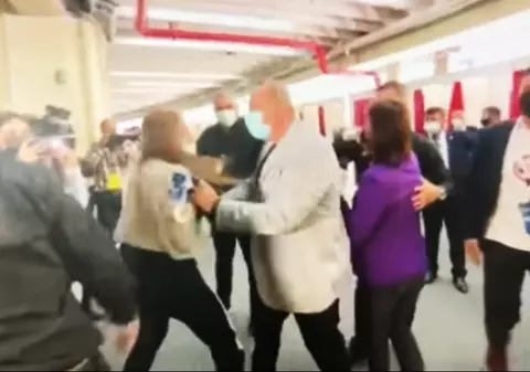 Încă o jurnalistă acuză că a fost bruscată la Congresul PNL de un liberal