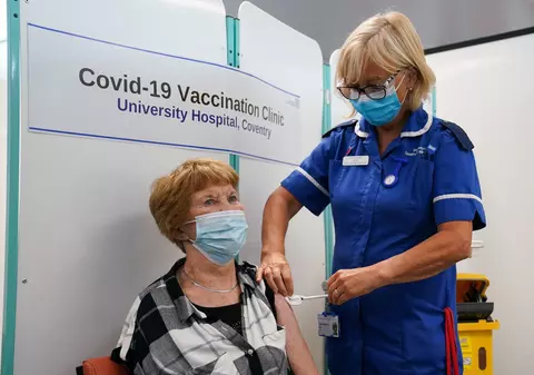 Prima persoană din lume vaccinată anti-COVID-19 a primit a treia doză