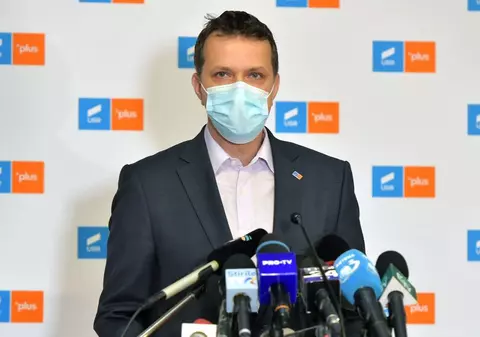 USR îl acuză pe Cîțu că „încearcă să se agațe de scaunul de premier”, după ce a contestat semnăturile de pe moțiune