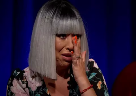 Oana Roman, în lacrimi. Ce spune despre tatăl ei: „Nu mai sunt fata lui Petre Roman”