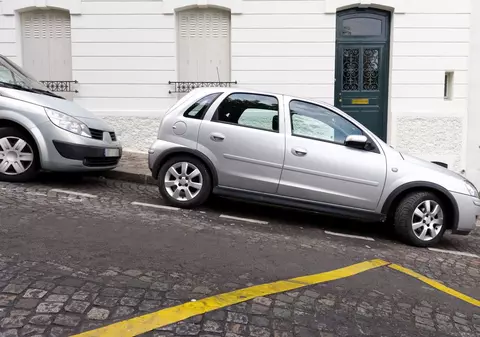 Cum să parchezi în siguranță pe un drum în pantă sau în rampă?