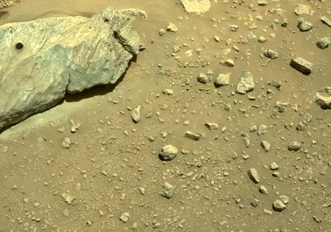 NASA: Roverul Perseverence a recoltat prima bucată de rocă de pe Marte