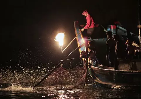 „Pescuitul cu foc”, tradiția din Taiwan pe cale de dispariție. Planul pescarilor pentru a o salva