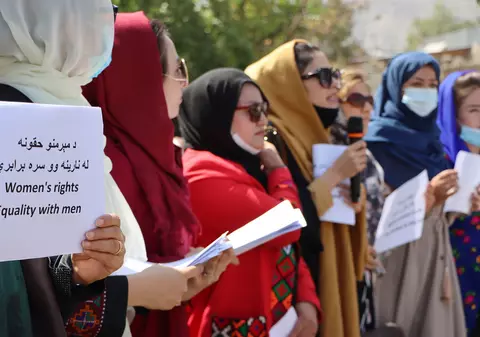 Talibanii au tras focuri de armă și gaze lacrimogene ca să întrerupă un nou protest al femeilor la Kabul