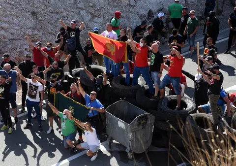 Mii de protestatari au blocat drumurile pentru a împiedica înscăunarea noului mitropolit al Muntenegrului