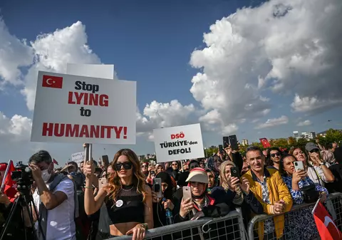 Noi proteste cu zeci de mii de participanți în Franţa, Austria şi Turcia împotriva pașaportului sanitar