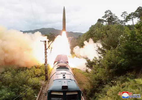 Coreea de Nord a testat noul sistem de rachete montat pe tren care lovește „forțele amenințătoare”